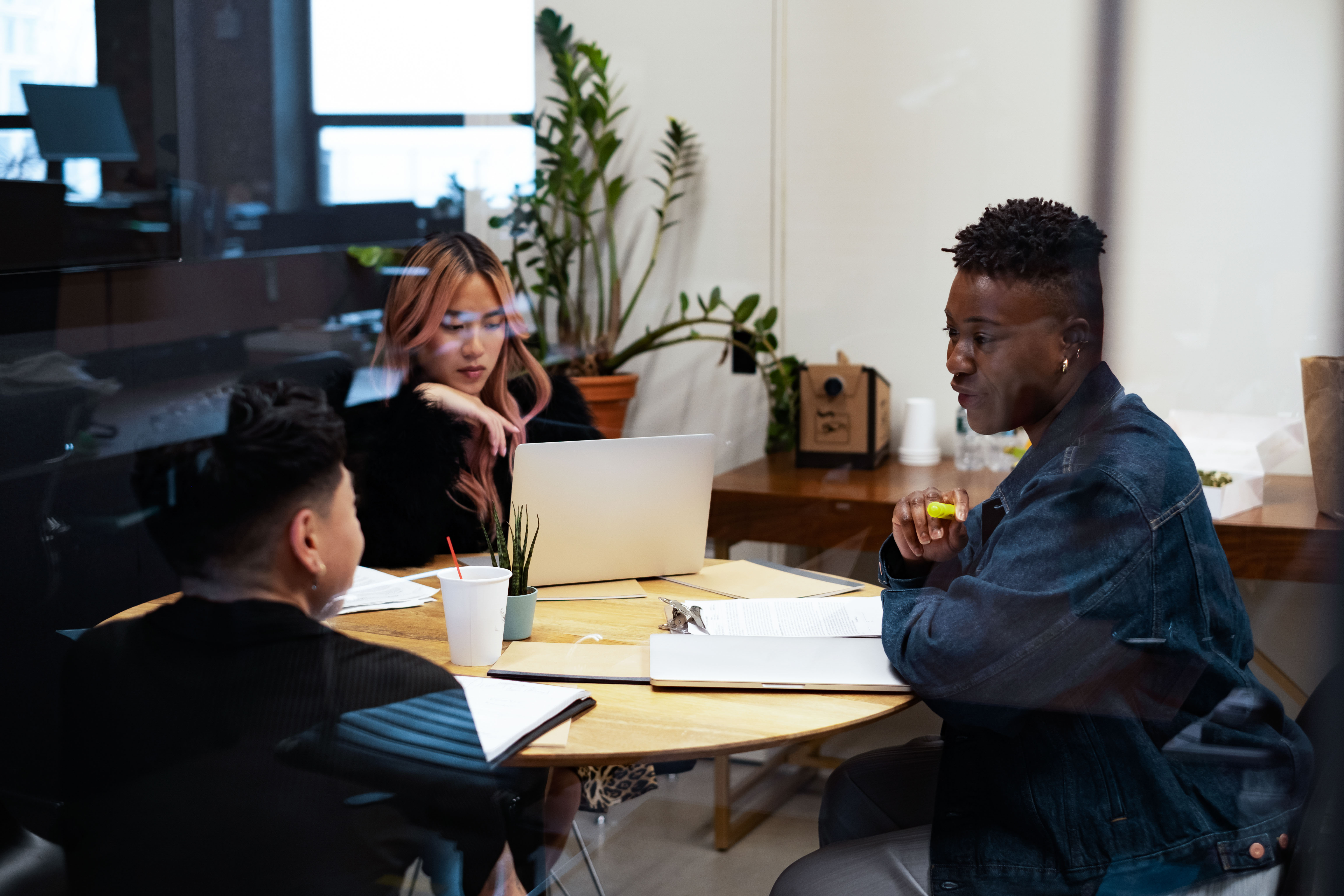 A group of co-workers of varying genders having a meeting(4)